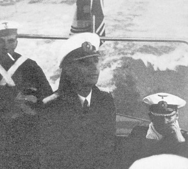 In ihrer Mitte ein in  sich versunkener Kommandant - was muss in dem Menschen Langsdorff vorgegangen sein?  