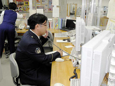 適正な110番通報を呼び掛けている=9日午前11時過ぎ、八重山署