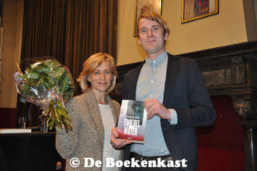 Uitgever Karel Dierickx overhandigt het eerste exemplaar aan Belinda Aebi