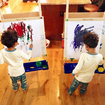 niños con caballetes de arte