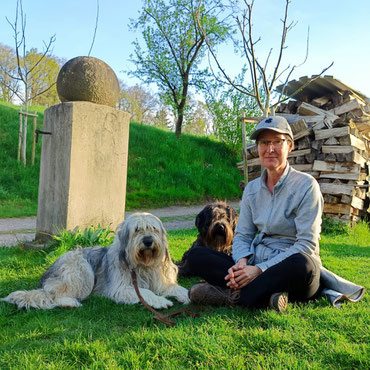 Svenja mit Ihren zwei Hunden