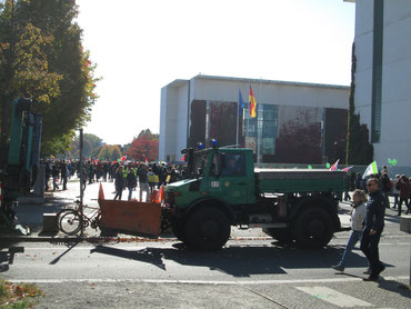 Die Polizei sorgt für Ordnung. Überall waren Einsatzfahrzeuge aufgestellt. Die Demonstration blieb allerdings durchgehend friedlich, die Beamten müssten nirgendwo einschreiten.