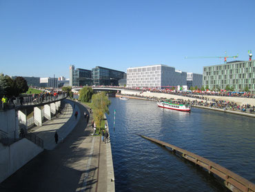 Blick von der Kronprinzenbrücke in Richtung Hauptbahnhof gegen 13.00 Uhr