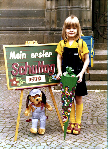 Erster Schultag vor der Josephs-Kirche