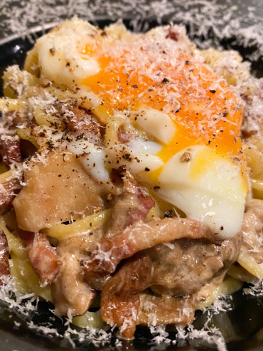 21.     ポルチーニ茸と半熟卵と"和豚もちぶたベーコン"のカルボナーラ　🧀　１,４００円  