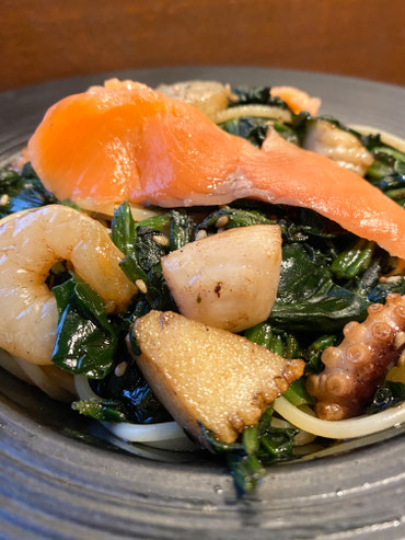 48.     漁師風海の幸の焦がし醤油がけ(スモークサーモン、海老、タコ、イカ、小柱) １,２００円 