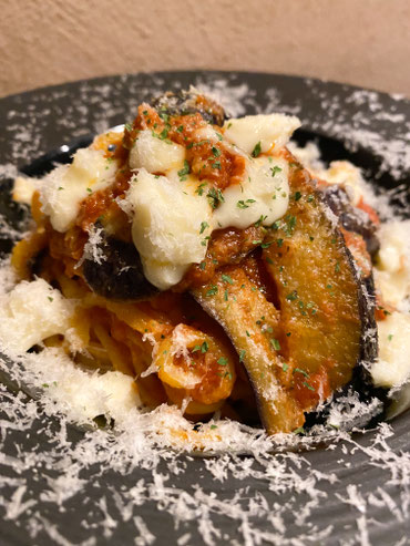 33.     茄子とモッツァレラチーズのトマトソース　🧀　１,２００円  