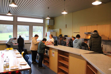 Schüler der HOS und junge Menschen der Werkstätten St. Josef beim gemeinsamen Kochen