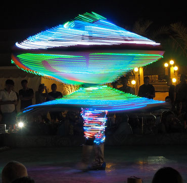 Bild: ©Rita Helmholtz, Derwisch mit Lichterkleid in Dubai