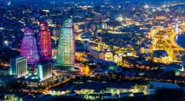 Un'immagine suggestiva di Baku dall'alto con le bellissime Flame Towers fatte a forma di fiamme