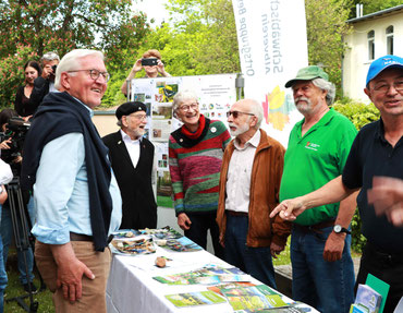 Bundespräsident Frank-Walter Steinmeier im Gespräch mit ehrenamtlich Aktiven. Foto: Biosphärengebiet Schwäbische Alb