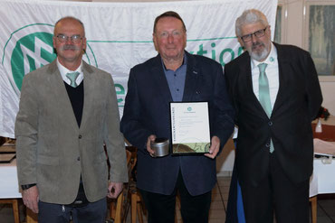 Arno Schaefer (Mitte) erhielt die Auszeichnung von Jürgen Bachmann, Vorsitzender des Fußballkreises Bonn (rechts) Foto: Fußballkreis Bonn