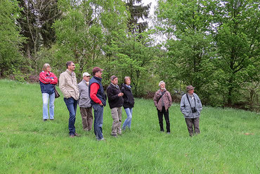 Der Vorstand und Vereinsmitglieder der Natur- und Umwelthilfe Goslar e. V. bei der Planung der Renaturierungsarbeiten vor Ort. Foto: Christian Schulz