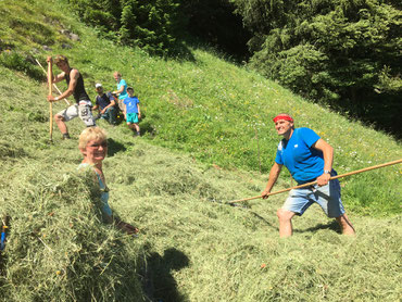 Maria, Edith, Koni, Armin, Stefan, Sandro beim Heuen (Chelle, Stanserhorn)