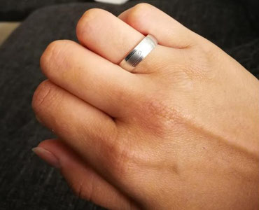 Der Verlobungsring einer Regenbogen-Mutter in Spe