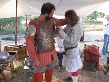Un bizantino che si prepara alla battaglia