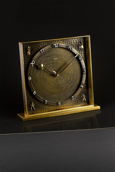 Tischuhr mit personifikationen der vier Jahreszeiten, Uhrenfabrik Kienzle in Schwenningen, Uhrendesigner: Heinrich Möller, 1950
