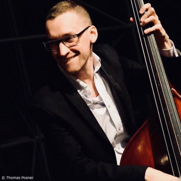 Thomas Posner, contrebassiste, intervenant dans les formules "Jazz", "Jazz & Bossa Nova" et "Musiques d'Amérique du Sud"