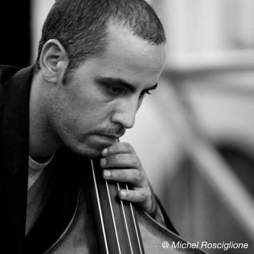 Michel Rosciglione, contrebassiste, intervenant dans les formules "Jazz", "Jazz & Bossa Nova" et "Jazz Manouche"