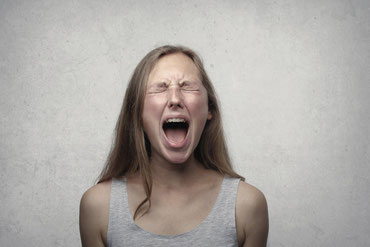 femme qui crie techniques émotionnelles