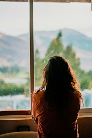 femme regarde par la fenêtre méthode TIPI