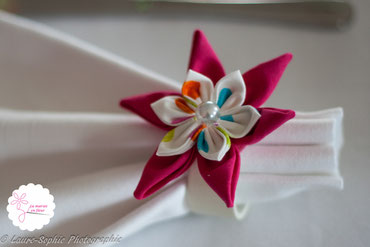 Fleur en tissu rose, décoration table de mariage