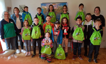 Die Kinder der 2. Klasse mit ihrer Lehrerin, Frau Duelli (rechts), links im Bild Barbara Dunkel, 2. von links Moni Röhrig (Foto Röhrig)