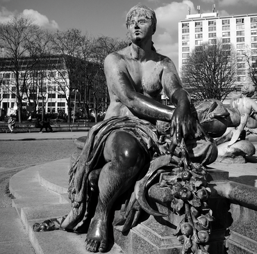 La fontaine de Neptune: le saviez-vous les 4 statues de femme représente les 4 fleuves de l'empire prussien.