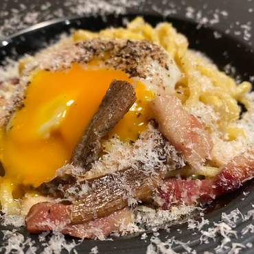 ✦　ポルチーニ茸と半熟卵と"和豚もちぶたベーコン"のカルボナーラ　１,４００円 ※削り立てのチーズがかかっています 
