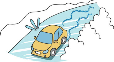 北海道の冬の雪道を、スリップしないよう慎重に走行する黄色い自動車のイラスト。余市から札幌への長距離移動のイメージ。