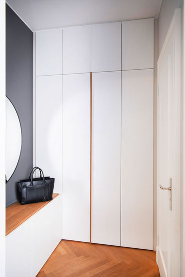 eine tolle Garderobe in Düsseldorf, mit Stangen, Fächern, Platz für Schuhe und eine Sitzbank