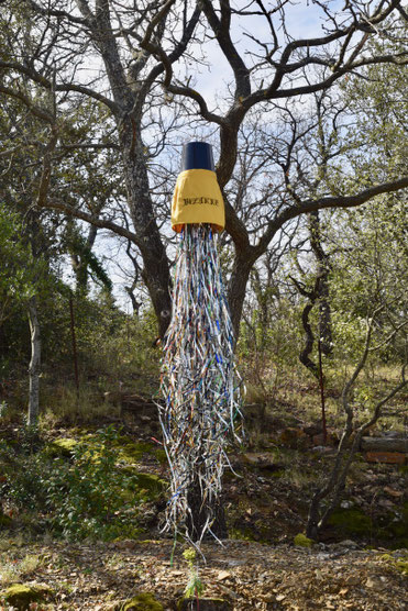 "Bizarre," 2022, broderie sur jupe et suspension de lanières aluminium.