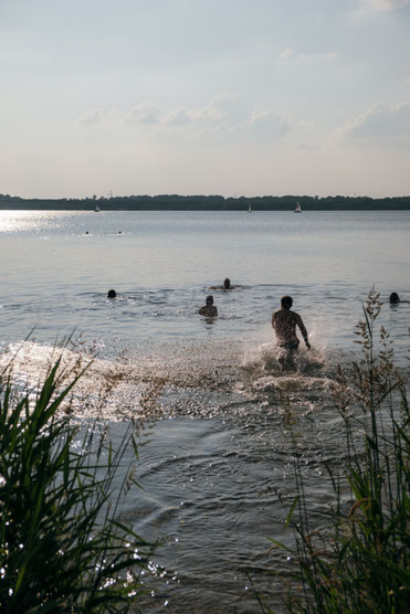 Die schönsten Seen in Deutschland? Die stelle ich dir in meinem Blogbeitrag zusammen. Ob große Seen zum Schwimmen, geheime Badeseen in Baden-Württemberg und Bayern oder traumhafte Bergseen. Auf meinem Blog findest du die besten Tipps für einen Ausflug zum