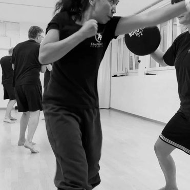 Kung Fu, Kampfsport, Kampfkunst, Wing Chun Kung Fu, Selbstverteidigung für Frauen: Kampfkunstschmiede Zürich Oerlikon. Selbstverteidigungskurs Frauen. Fit werden, stärker werden dank Kung Fu.