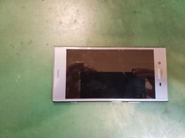 修理画面を取り付けたXPERIA Xz1