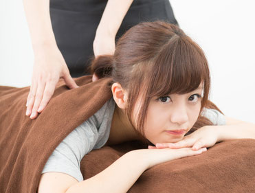 マッサージで肩こりが治らない女性
