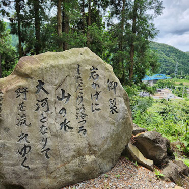 手取川に架けられた青い水管橋が見えます