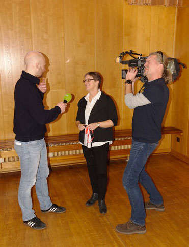 Bevor es los geht, muss Frau Schindeler-Grove ein Fernsehinterview geben.