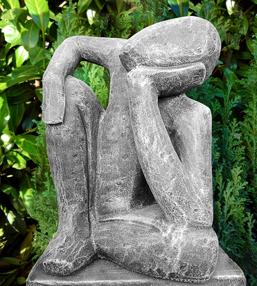 Stein Figur Mann für Garten vor Busch