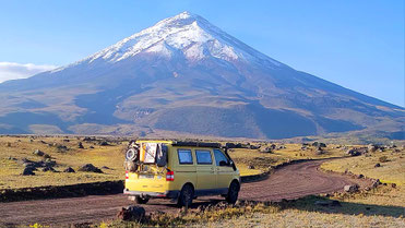 Mit unserem VW T5 vor dem Cotopaxi in Ecuador