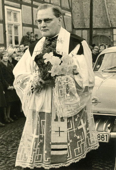 Pastor Augustinus Ammermann bei der Amtseinführung im Februar 1957. Zum Tag selbst gibt es widersprüchliche Daten: unklar ob 17. oder 24. Februar.