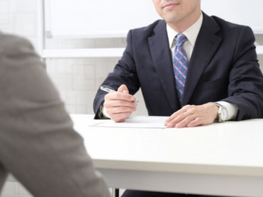 対面で面談している人のイメージ画像
