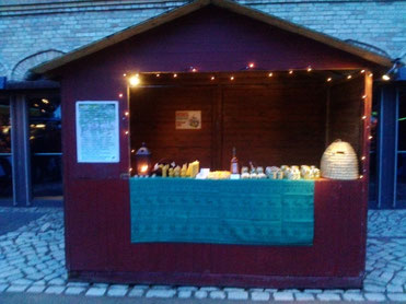 2014 war unser Imkerei-Weihnachtsmarkstand auf der Festung Mark in Magdeburg gut bestückt. Die Produkte unserer Imkerei, insbesondere Bienenhonig, ließen sich gut verkaufen und führten zu großem Zuspruch bei den Kunden.