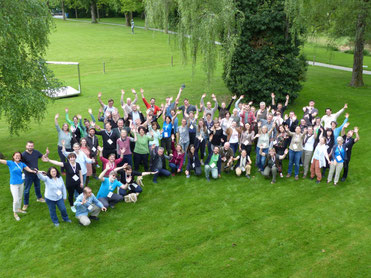 Groupfoto 16th European Forest Pedagogics Congress, approx. 80 people waving