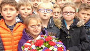 Entourée de ses camarades, Océane a déposé une gerbe au pied du monument aux morts.