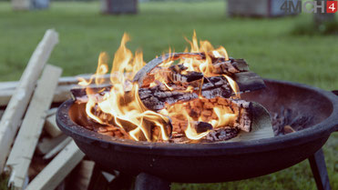 Brennende Feuerschale beim Feuerabend – Männerabend am Lagerfeuer in Schaffhausen