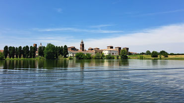 Stadtbild Mantua mit See