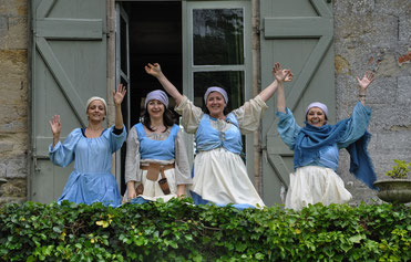 Manantes au balcon du Château de Loubens (Eve, Pascale, Florence et Nadette). Photos Marie-Lise Gauthier