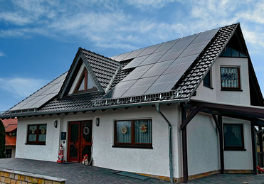 Ost-West Anlage mit 28.35 kWp installierter Generator-Leistung. Insgesamt 70 x 405W Module. Die Module neben der Satteldachgaube wurden wegen Verschattung mit Leistungsoptimieren versehen.