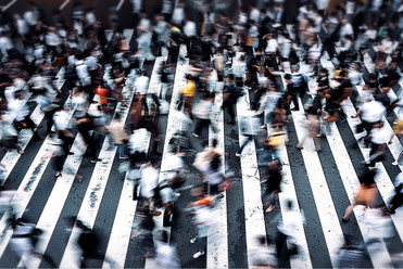 人が行き交う横断歩道